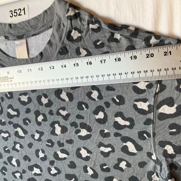 Secret Treasures Women Short Sleeve Soft Knit Blouse size M (8-10), Leopard Blue - Picture 2 of 8